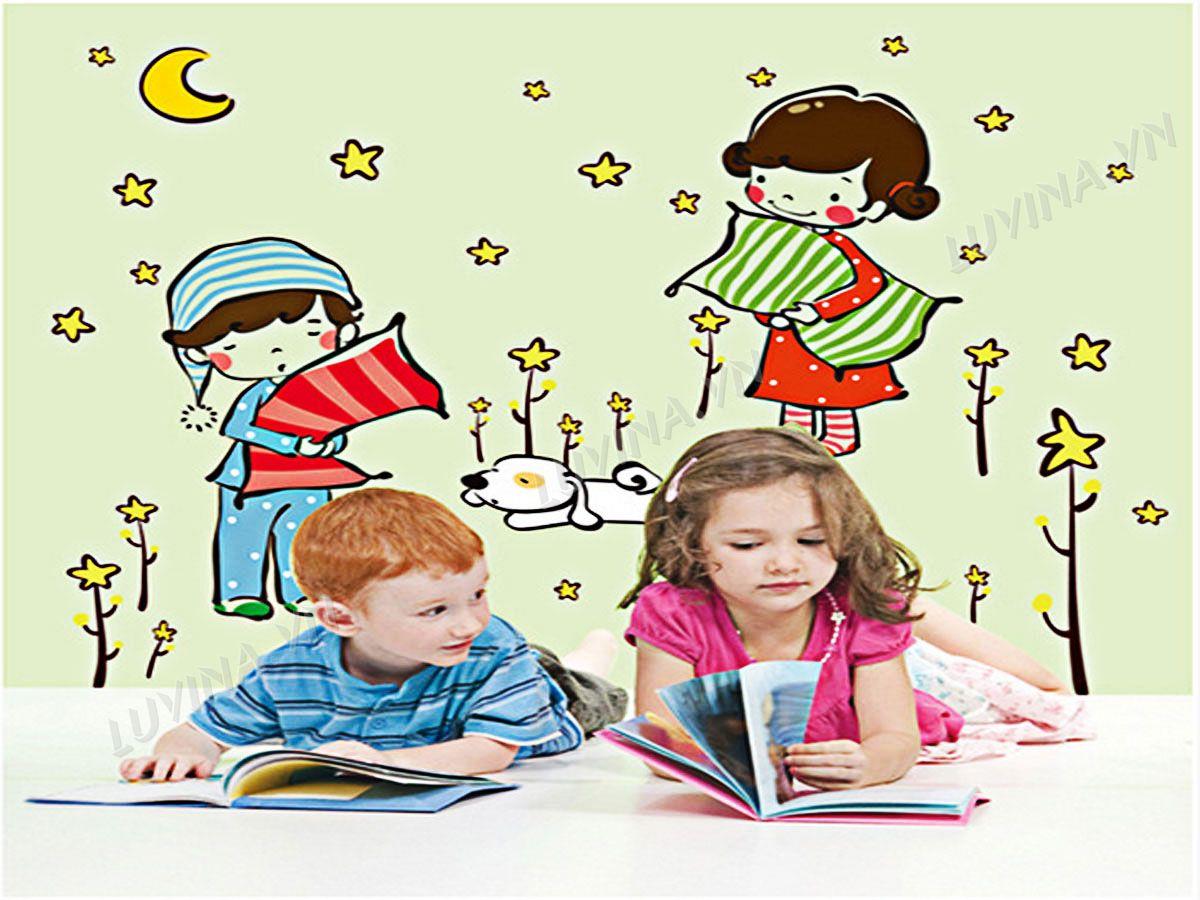 DECAL TRANG TRÍ BÉ ÔM GỐI