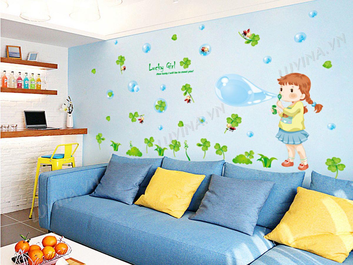 DECAL TRANG TRÍ CÔ BÉ THỔI BÓNG XANH