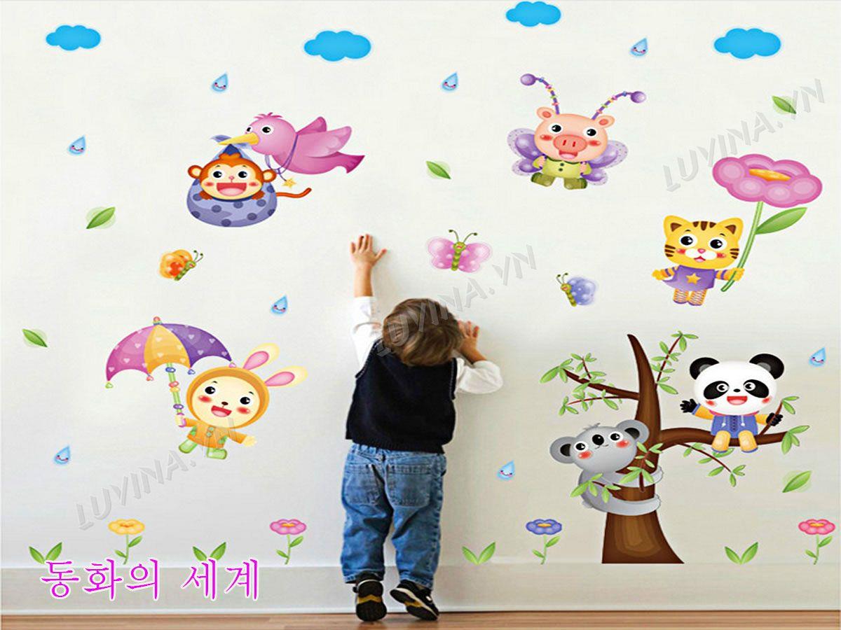 DECAL TRANG TRÍ GẤU XÁM ÔM CÂY